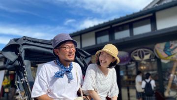 Sepasang pria dan wanita menaiki becak di Izumo (Shimane Official Tourism) Sepasang pria dan wanita menaiki becak di Izumo (Shimane Official Tourism)