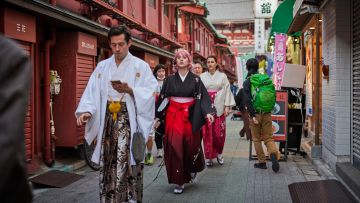Turis asing berwisata dengan menggunakan kimono (Shoko Takayasu/Bloomberg). Turis asing berwisata dengan menggunakan kimono (Shoko Takayasu/Bloomberg).