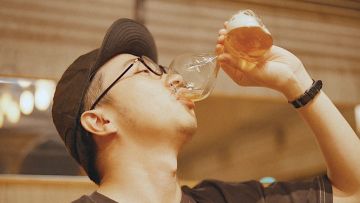 Gelas unik yang bisa seimbangkan kenikmatan minum bir dan kesehatan (Yoho Brewing/Mainichi). Gelas unik yang bisa seimbangkan kenikmatan minum bir dan kesehatan (Yoho Brewing/Mainichi).