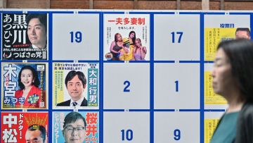Papan khusus kampanye dengan poster salah satu kandidat Pemilihan Gubernur Tokyo