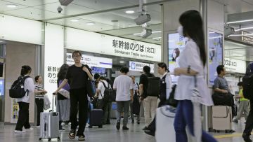 Suasana Stasiun JR Nagoya pagi ini (23/07) setelah Tokaido Shinkansen kembali beroperasi (Kyodo). Suasana Stasiun JR Nagoya pagi ini (23/07) setelah Tokaido Shinkansen kembali beroperasi (Kyodo).