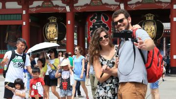 Turis asing di distrik Asakusa yang populer (Nikkei Asia). Turis asing di distrik Asakusa yang populer (Nikkei Asia).