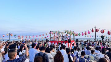 Festival bon odori di tepi pantai Kamakura Festival bon odori di tepi pantai Kamakura