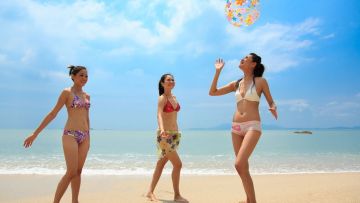 Ilustrasi pengunjung wanita bermain di pantai (eyedear/Shutterstock) pantai terbaik di dekat tokyo