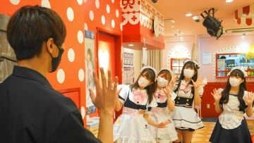Para maid menyambut tamu di Maidreamin Osaka (Osaka Metro NiNE). Para maid menyambut tamu di Maidreamin Osaka (Osaka Metro NiNE).