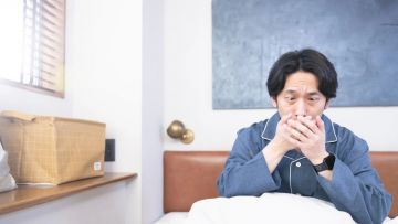 Ilustrasi. Orang mengalami gejala keracunan (Pakutaso).