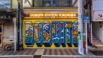 Dobuita, daerah perbelanjaan di Jepang dengan sentuhan Amerika (Kanagawa Travel Info). Dobuita, daerah perbelanjaan di Jepang dengan sentuhan Amerika (Kanagawa Travel Info).
