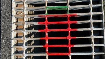 Penutup lubang drainase diberi tanda stroberi Penutup lubang drainase diberi tanda stroberi