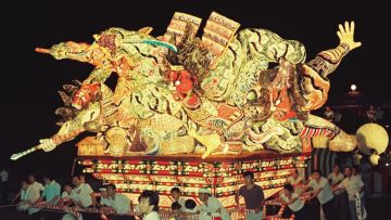 Kendaraan hias raksasa yang memenuhi rute parade Hirosaki Neputa Festival. Kendaraan hias raksasa yang memenuhi rute parade Hirosaki Neputa Festival.