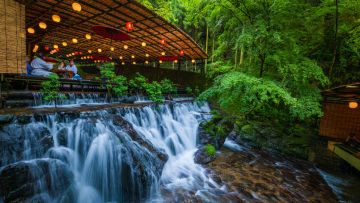 Kawadoko di Kibune dibangun di atas sungai (Travel Caffeine) Kawadoko di Kibune dibangun di atas sungai (Travel Caffeine)