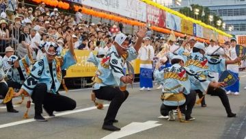 Warna-warni kostum tarian Awa Odori dengan gerakan yang menarik (JNTO via matcha-jp.com). Warna-warni kostum tarian Awa Odori dengan gerakan yang menarik (JNTO via matcha-jp.com).