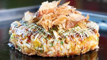 Menyantap kelezatan okonomiyaki dari Sakura-tei (Sakura Tei/TimeOut). Menyantap kelezatan okonomiyaki dari Sakura-tei (Sakura Tei/TimeOut).
