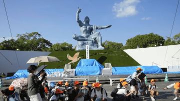 Para pengunjung Nagasaki Peace Park berjongkok ketika peringatan gempa dikeluarkan di Nagasaki  Gempa bumi prefektur miyazaki