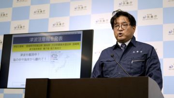 Salah satu pejabat Badan Meteorologi Jepang dalam konferensi pers setelah gempa bumi Miyazaki (Kyodo Salah satu pejabat Badan Meteorologi Jepang dalam konferensi pers setelah gempa bumi Miyazaki (Kyodo
