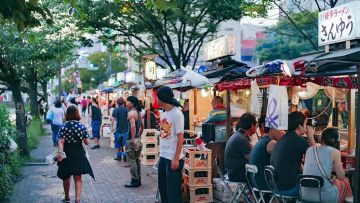 Kedai kaki lima di sepanjang Sungai Nakagawa yang mulai dipadati saat malam menjelang (mystays.com).