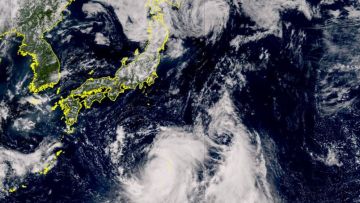 Foto satelit Topan Ampil yang bergerak mendekati Jepang. Foto satelit Topan Ampil yang bergerak mendekati Jepang.