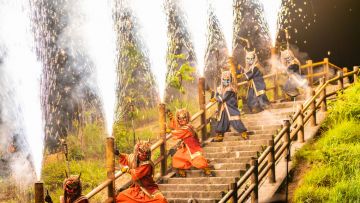 Parade iblis di Noboribetsu Jigoku Matsuri (aki/PIXTA via GaijinPot Travel). Parade iblis di Noboribetsu Jigoku Matsuri (aki/PIXTA via GaijinPot Travel).