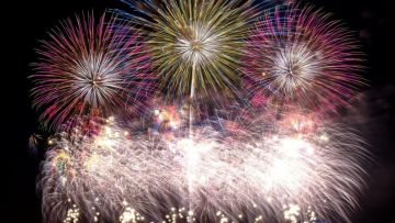 Warna-warni kembang api di Tonegawa Fireworks Festival. Warna-warni kembang api di Tonegawa Fireworks Festival.