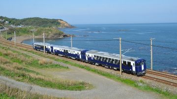 Kereta Koshino shukura dengan pemandangan laut (JR East) menikmati pemandangan niigata sambil minum sake di kereta koshino shu*kura