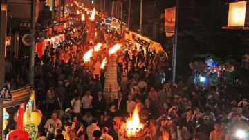 Festival penuh api di Fujiyoshida (fujiyoshida.net). Festival penuh api di Fujiyoshida (fujiyoshida.net).