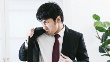 Ilustrasi. Orang mencium bau ketiak (Pakutaso). Ilustrasi. Orang mencium bau ketiak (Pakutaso).