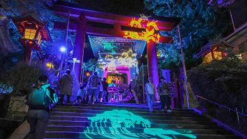 Gebang torii Kuil Enoshima diterangi cahaya Gebang torii Kuil Enoshima diterangi cahaya