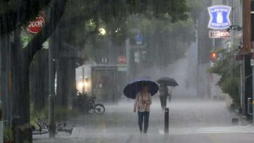 Hujan lebat di Miyazaki pada Rabu (28/08) pagi akibat Topan Shanshan (Yomiuri Shimbun). Hujan lebat di Miyazaki pada Rabu (28/08) pagi akibat Topan Shanshan (Yomiuri Shimbun).