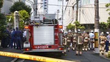 Pasukan pemadam kebakaran diterjunkan di tempat ditemukannya gas beracun (Kyodo) Pasukan pemadam kebakaran diterjunkan di tempat ditemukannya gas beracun (Kyodo)
