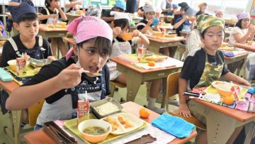 Para siswa menikmati menu makan siang halal (Yasutaka Horii/Mainichi). Para siswa menikmati menu makan siang halal (Yasutaka Horii/Mainichi).