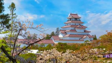 Kastil Aizuwakamatsu yang megah (GaijinPot Travel). Kastil Aizuwakamatsu yang megah (GaijinPot Travel).