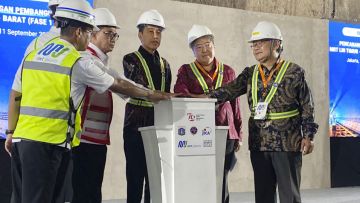 Presiden Indonesia Joko Widodo dan Duta Besar Jepang untuk Indonesia Yasushi Masaki. Presiden Indonesia Joko Widodo dan Duta Besar Jepang untuk Indonesia Yasushi Masaki.