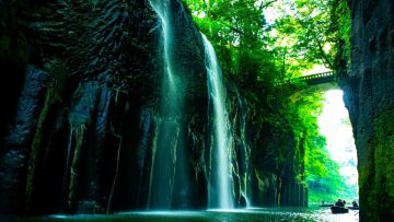 Menikmati keindahan Ngarai Takachiho dari perahu destinasi yang wajib dikunjungi di takachiho