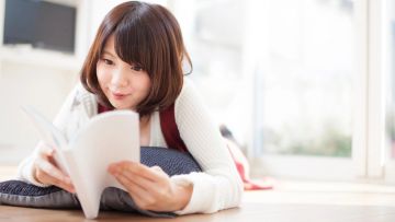 Ilustrasi gadis Jepang sedang membaca buku Lebih dari Penduduk Jepang tak membaca buku