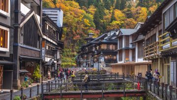 Warna Ginzan Onsen saat musim gugur (Outside The Room). Warna Ginzan Onsen saat musim gugur (Outside The Room).