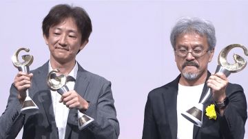 Hidemaro Fujibayashi (kiri) dan Eiji Aonuma (kanan) memegang piala The Legend of Zelda Tears of the Kingdom Menangkan japan game awards 2024