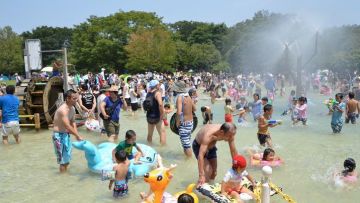 Para pengunjung menikmati air mancur di musim panas (Funabashi Tourism) Para pengunjung menikmati air mancur di musim panas (Funabashi Tourism)
