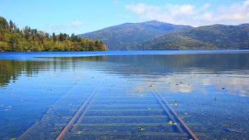 Rel yang terendam di Danau Shikaribetsu (Visit Hokkaido) Rel yang terendam di Danau Shikaribetsu (Visit Hokkaido)