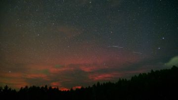 Aurora di atas langit Nayoro, Hokkaido pada Jumat dini hari (Mainichi Shimbun) Aurora di Jepang