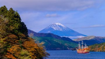 Danau Ashi saat musim gugur dengan latar belakang Gunung Fuji Danau Ashi saat musim gugur dengan latar belakang Gunung Fuji