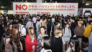 Poster larangan terkait halloween, alkohol, dan rokok telah dipasang si Stasiun Shibuya. Poster larangan terkait halloween, alkohol, dan rokok telah dipasang si Stasiun Shibuya.