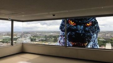 Godzilla yang sedang mengintip dibalik jendela Godzilla yang sedang mengintip dibalik jendela