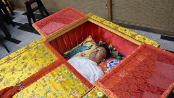 Kiyotaka Hirano, presiden perusahaan Kajiya honten, mendemponstrasikan penggunaan peti mati Kiyotaka Hirano, presiden perusahaan Kajiya honten, mendemponstrasikan penggunaan peti mati