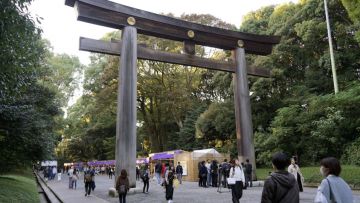Gerbang torii di Kuil Meiji Jingu tempat ditemukannya ukiran huruf latin pada 11 November (Kyodo) Gerbang torii di Kuil Meiji Jingu tempat ditemukannya ukiran huruf latin pada 11 November
