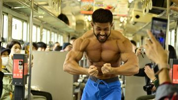 Seorang binaragawan di dalam kereta seorang binaragawan di dalam kereta