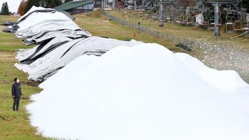 Salju buatan yang ditumpuk di Rokkosan Snow Park (Asahi Shimbun) Salju buatan yang ditumpuk di Rokkosan Snow Park (Asahi Shimbun)