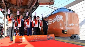 Peresmian layanan kereta Yakumo Express baru milik JR West (Asahi Shimbun) Peresmian layanan kereta Yakumo Express baru milik JR West (Asahi Shimbun)