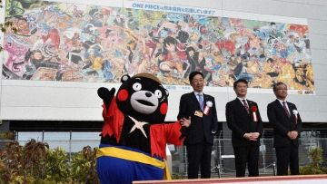Pejabat pemerintah Kota Kumamoto berfoto dengan Kumamon di depan mural One Piece (Mainichi) Pejabat pemerintah Kota Kumamoto berfoto dengan Kumamon di depan mural One Piece (Mainichi)
