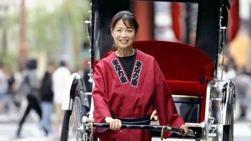Gadis-gadis penarik becakdi Asakusa jadi sorotan netizen Gadis-gadis penarik becakdi Asakusa jadi sorotan netizen