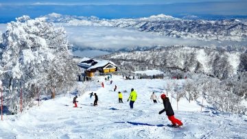 Bermain ski di Nozawa Onsen Ski Resort (yukiguni-journey.jp) Bermain ski di Nozawa Onsen Ski Resort (yukiguni-journey.jp)