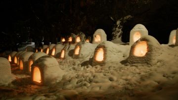 Ratusan rumah salju mini yang menyala (Aomori Tourism) Ratusan rumah salju mini yang menyala (Aomori Tourism)